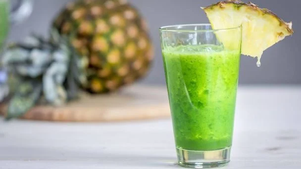 Licuado de piña con espinacas: Prepara y aprovecha los beneficios de esta bebida