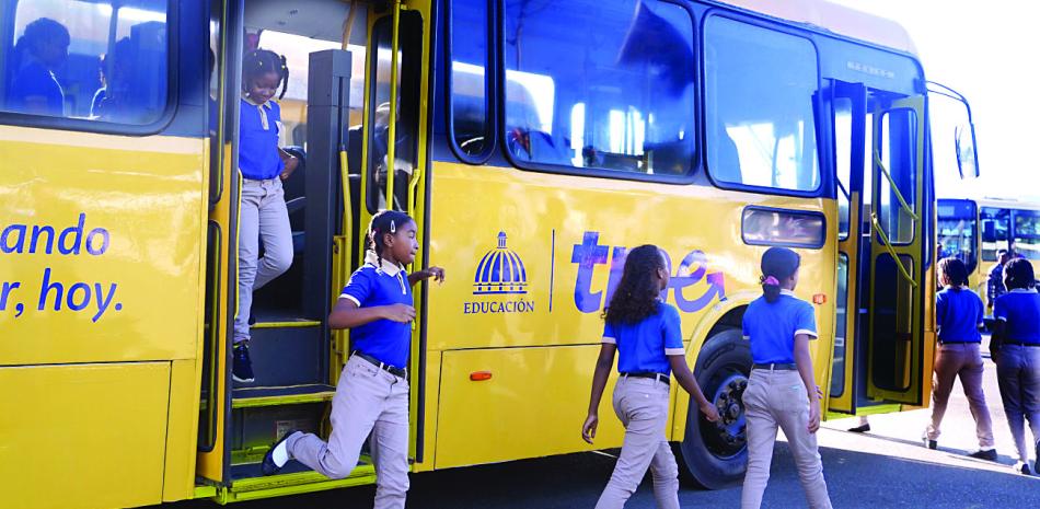 Servicio de transporte escolar Trae llega a las provincias Duarte, La Vega y Espaillat